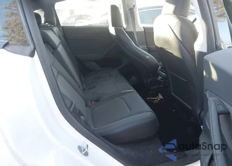 2024 Tesla Model Y Long Range Dual Motor All-Wheel Drive/Rwd z USA, uszkodzony, nr VIN 7SAYGDED4RF017130